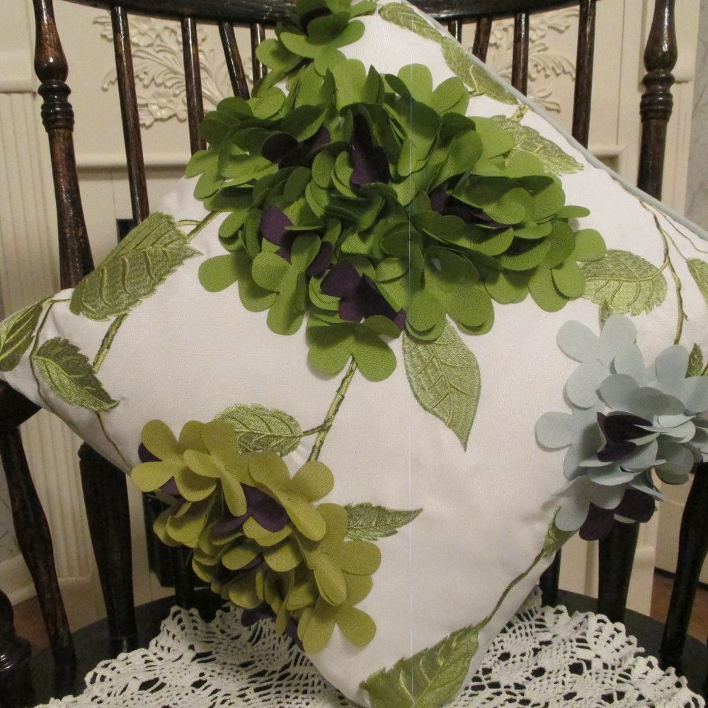 Hydrangea 3D Pillow - Picture 2 of 8